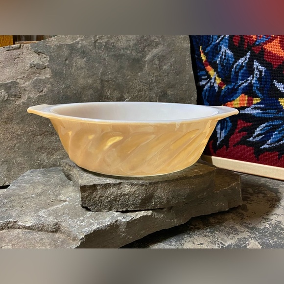 Vintage Pearlescent Peach Pyrex Casserole Dish - Picture 11 of 11